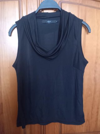 Top sin mangas negro con cuello drapeado