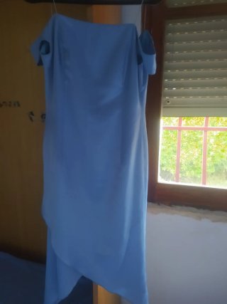 Vestido de fiesta azul con fular