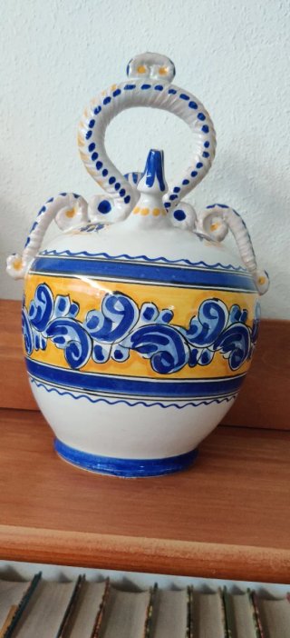 Botijo de cerámica pintado a mano