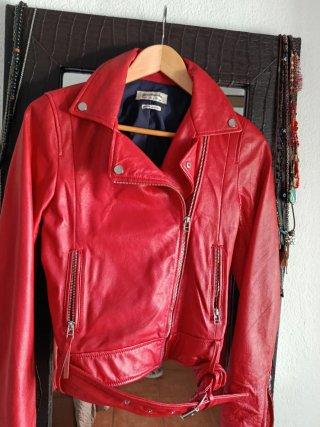 Cazadora de piel roja Stradivarius