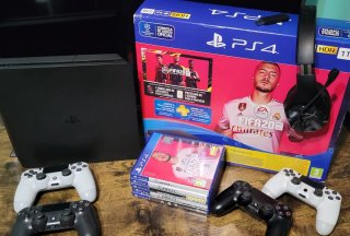 PlayStation 4 Slim 1TB + Mandos + Juegos