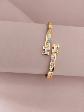 Pulsera dorada con detalles brillantes