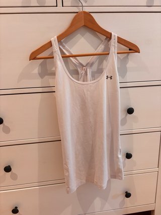 Top deportivo Under Armour blanco