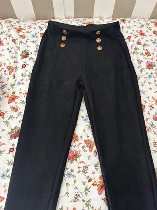 Pantalón Negro con Botones Dorados
