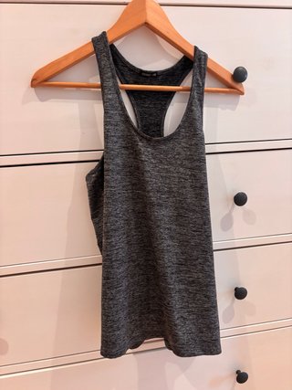 Top deportivo Oysho gris