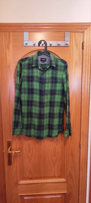 Camisa de cuadros verde y negra