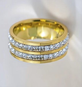 Anillo de Acero Dorado con Circonitas