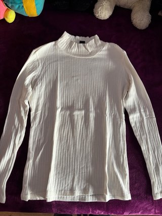 Camiseta blanca de cuello alto