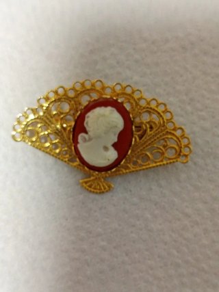 Broche en forma de abanico chapado en oro