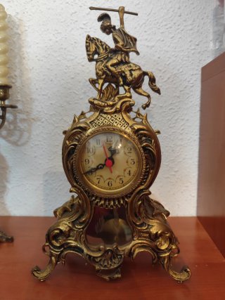 Reloj de Sobremesa Dorado con Figura
