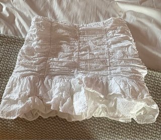 Falda corta blanca con volantes