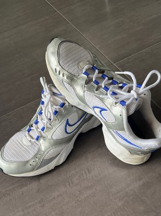 Zapatillas Nike Air Blancas y Plateadas