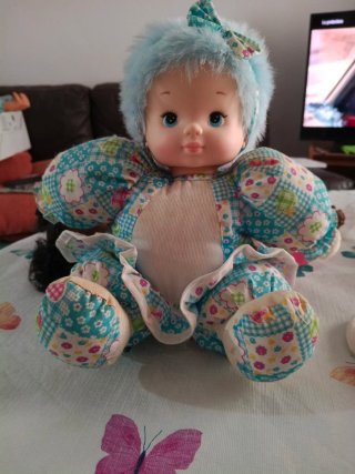 Muñeca con Pelo Azul y Vestido Estampado