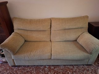 Sofá de  tres plazas  y sillones mecedoras