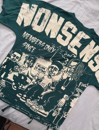 Camiseta Verde con Estampado Gráfico