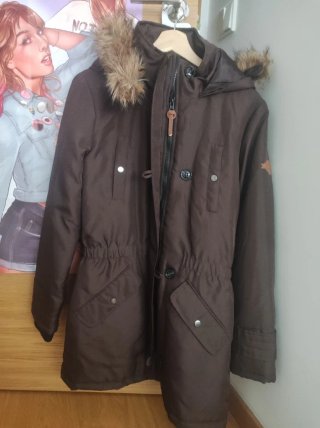 Chaquetón marrón con capucha