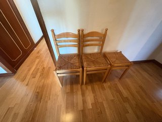 Set de 2 sillas y 1 taburete de madera