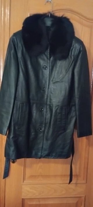 Chaqueta de Piel Negra con Cuello de Pelo