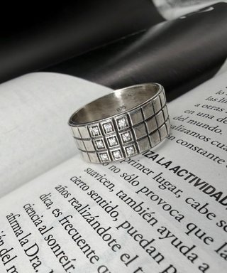 Anillo de plata con diseño geométrico