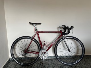 Bicicleta de carretera Zeus roja