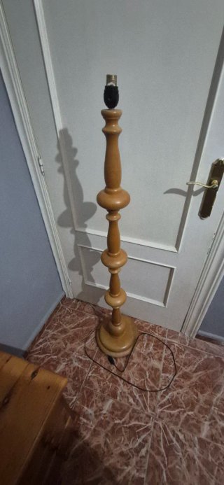 Lámpara de pie de madera