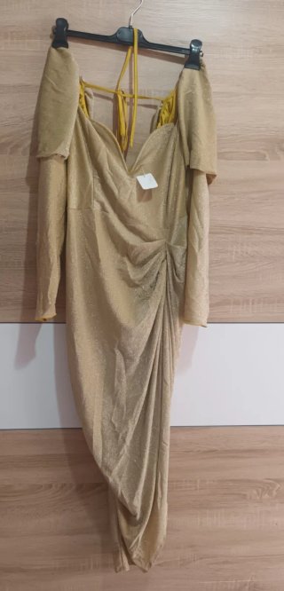Vestido de fiesta dorado con abertura