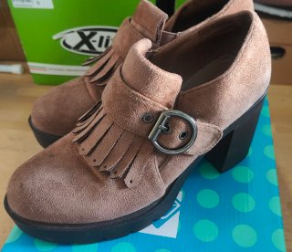 Zapatos de tacón con flecos