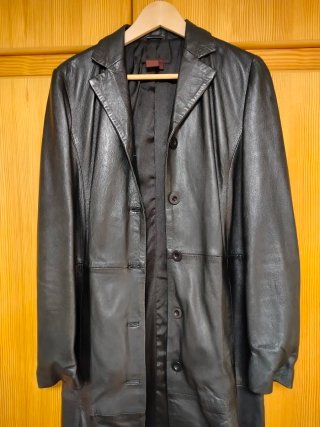 Gabardina de piel negra