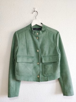 Chaqueta corta efecto ante Zara verde