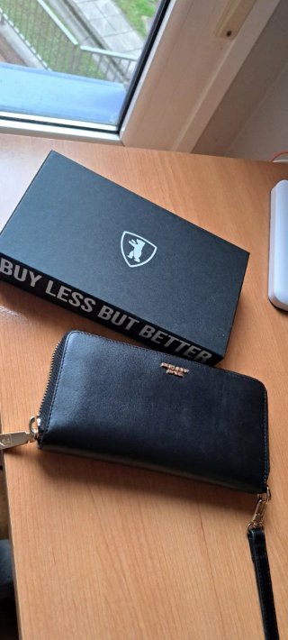 Cartera de piel negra