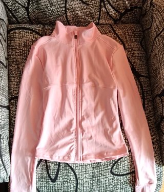 Chaqueta deportiva rosa con cremallera