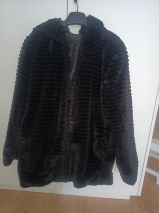 Chaquetón de pelo sintético negro
