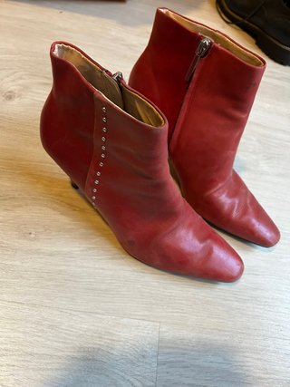 Botines rojos Zara con tachuelas