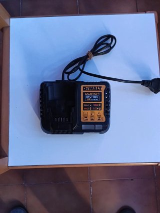 CARGADOR DEWALT DCB1104