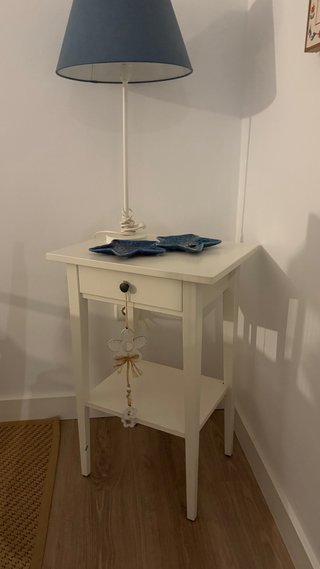 Mesita de noche blanca