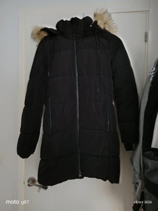 Chaquetón negro con capucha