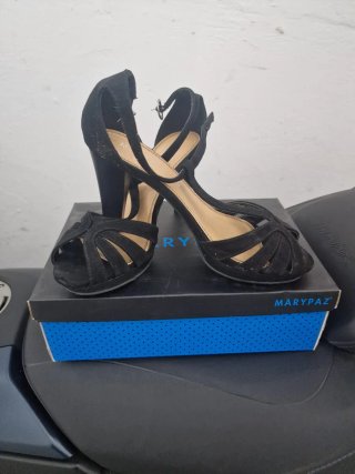 Sandalias de tacón negras Marypaz.