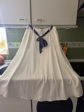 Falda Blanca con Cinturón Estampado