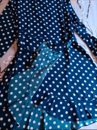 Vestido corto azul con lunares