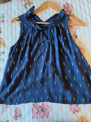 Blusa azul con detalles dorados