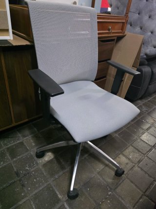 Silla de oficina giratoria gris