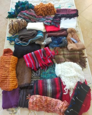 Lote de 25 bufandas y 3 gorros de lana