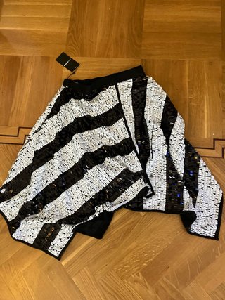 Falda de lentejuelas blanca y negra