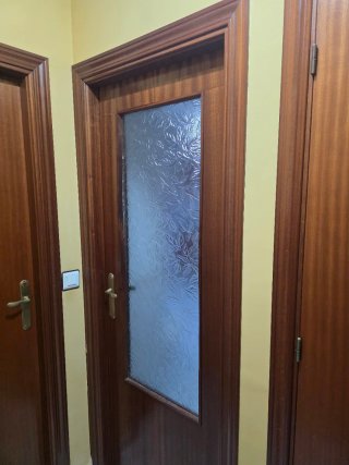 Puerta de madera con cristal