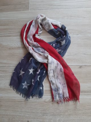 Pañuelo Zara: gris, azul y rojo