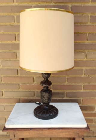 Lámpara de mesa antigua de madera tallada
