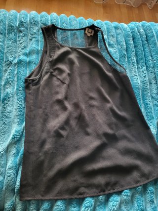 Camiseta negra de gasa U de Adolfo Domínguez