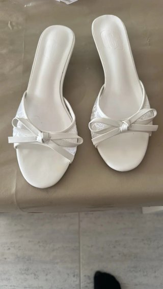 Zapatos de novia blancos. Con muy poco tacon