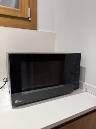Microondas LG Smart Inverter con grill 25L negro
