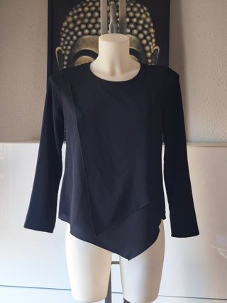 Blusa asimétrica manga larga. Moda. T. 40